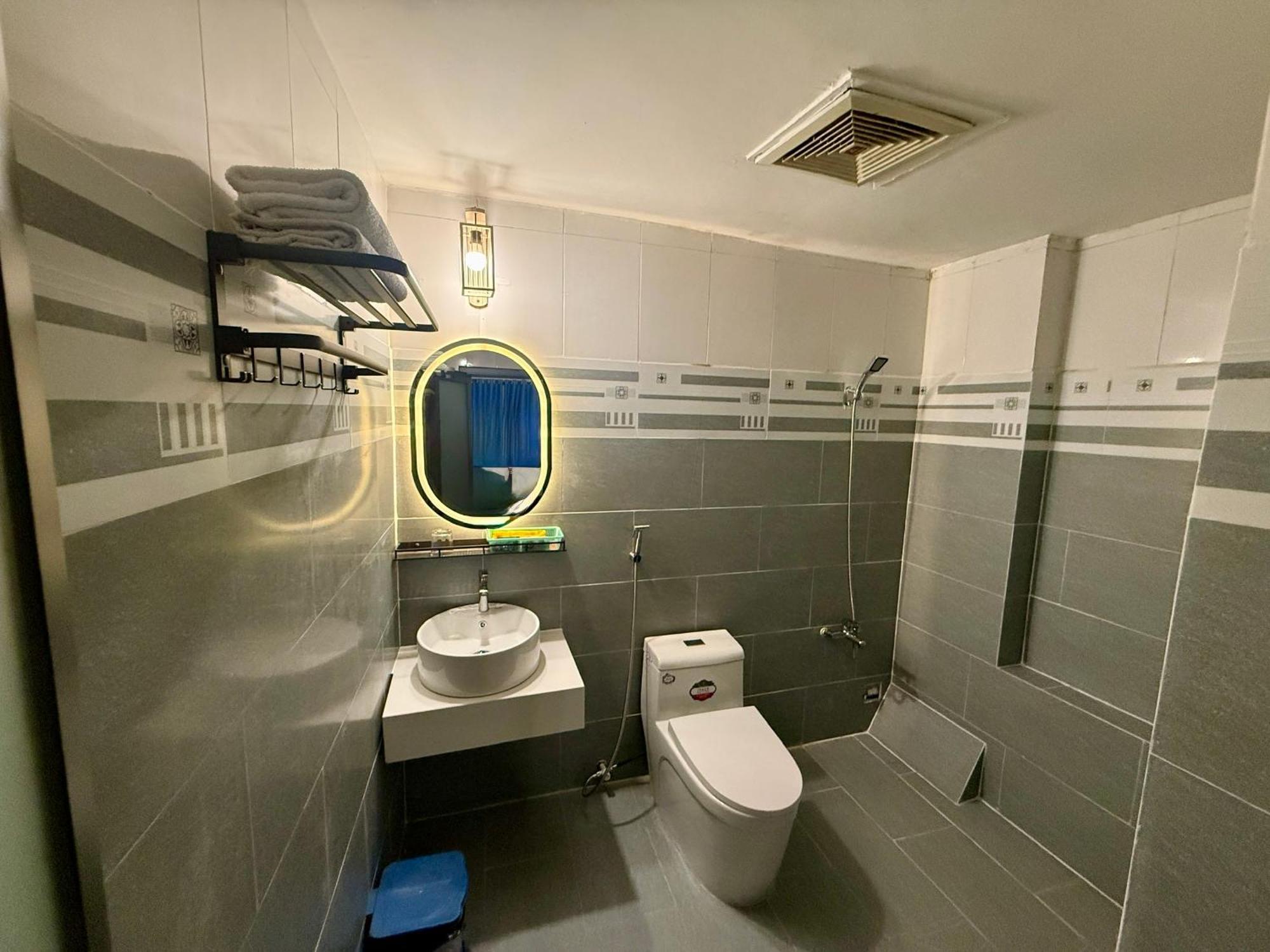 Hotel Khach San Hong Ha 2 *